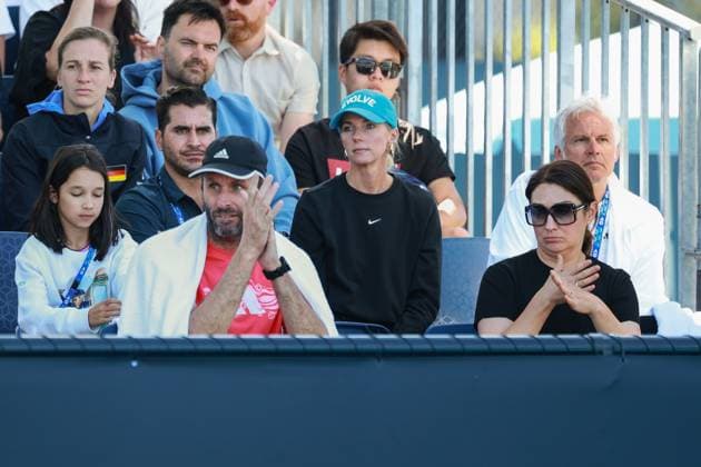 Eva Lys Team in der Spielerloge, Schwester Isabella, Damen Bundestrainer Torben Beltz und Mutter Maria dahinter Physiotherapeut Alex Stober, Australian Open 2024, Melbourne Park, Melbourne, Victoria, Australia. Copyright: xJuergenxHasenkopfx