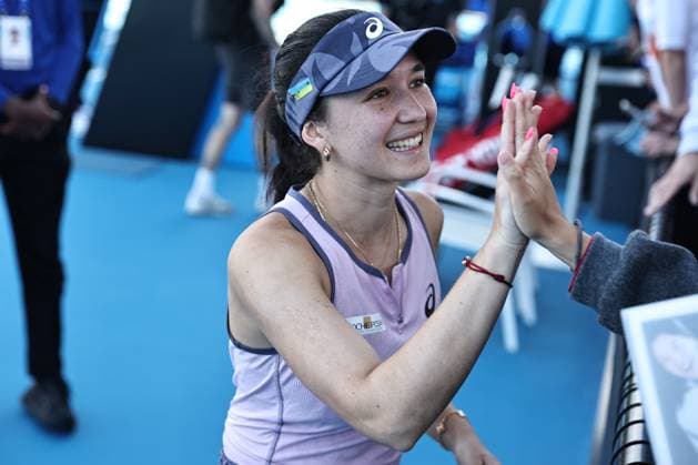 Eva Lys, GER, with fans after second round of 2025 Australian Open in Melbourne, 16 01 2025; -