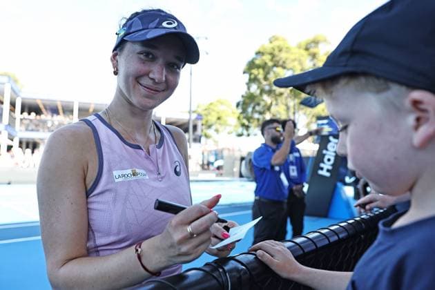 Eva Lys, GER, with fans after second round of 2025 Australian Open in Melbourne, 16 01 2025; -