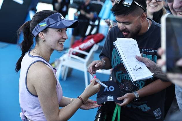 Eva Lys, GER, with fans after second round of 2025 Australian Open in Melbourne, 16 01 2025; -