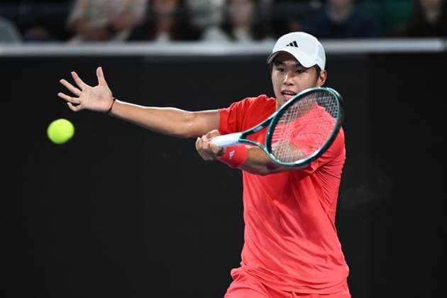 TENNIS AUSTRALIAN OPEN, Learner Tien of USA returns during his round 2 match against Daniil Medvedev of Russia during the 2025 Australian Open at Melbourne Park in Melbourne, Thursday, January 16, 2025. ( NO ARCHIVING, EDITORIAL USE ONLY, NO USE IN BOOKS WITHOUT CONSENT MELBOURNE VICTORIA AUSTRALIA  Copyright: xJOELxCARRETTx 20250116170109339892