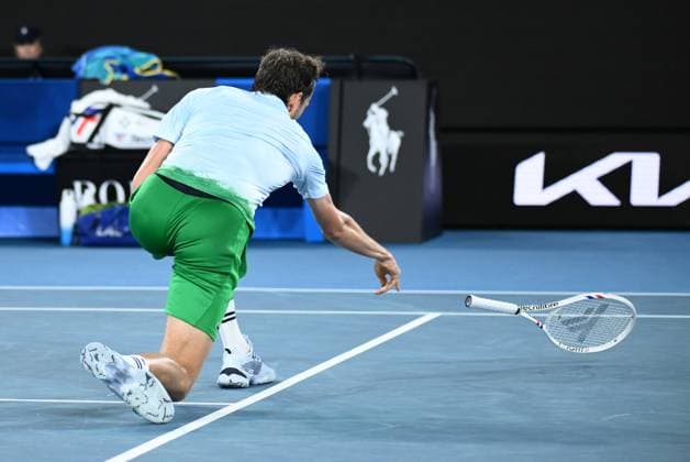 TENNIS AUSTRALIAN OPEN, Daniil Medvedev of Russia throws his racket during his round 2 match agains Learner Tien of USA during the 2025 Australian Open at Melbourne Park in Melbourne, Thursday, January 16, 2025. ( NO ARCHIVING, EDITORIAL USE ONLY, NO USE IN BOOKS WITHOUT CONSENT MELBOURNE VICTORIA AUSTRALIA  Copyright: xJOELxCARRETTx 20250116169403620710
