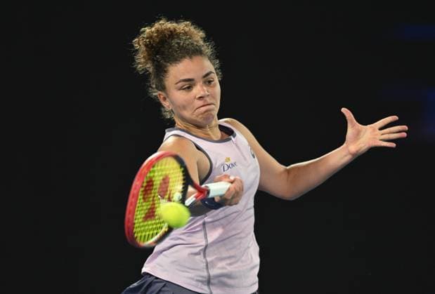TENNIS AUSTRALIAN OPEN, Jasmine Paolini of Italy returns during her round 2 match against Renata Aarazua of Mexico during the 2025 Australian Open at Melbourne Park in Melbourne, Thursday, January 16, 2025. ( NO ARCHIVING, EDITORIAL USE ONLY, NO USE IN BOOKS WITHOUT CONSENT MELBOURNE VICTORIA AUSTRALIA  Copyright: xLUKASxCOCHx 20250116143837656553