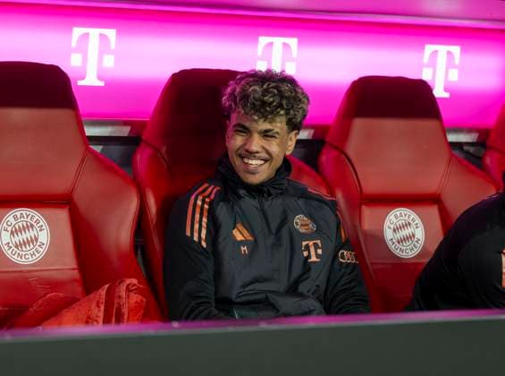 15.01.2025, Fussball 1. Bundesliga 2024 2025, 17. Spieltag, FC Bayern München - TSG 1899 Hoffenheim, in der Allianz-Arena München. Adam Aznou (Bayern München) auf der Bank.