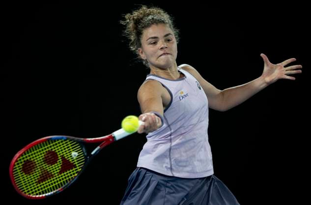 (250116) -- MELBOURNE, Jan. 16, 2025 -- Jasmine Paolini hits a return during women s singles second round match between Jasmine Paolini of Italy and Renata Zarazua of Mexico at Australian Open tennis tournament in Melbourne, Australia, Jan. 16, 2025. ) (SP)AUSTRALIA-MELBOURNE-TENNIS-AUSTRALIAN OPEN-DAY 5 LuixSiuxWai 