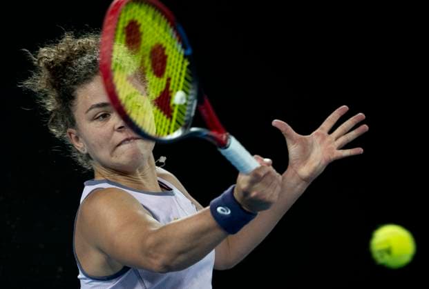 (250116) -- MELBOURNE, Jan. 16, 2025 -- Jasmine Paolini hits a return during women s singles second round match between Jasmine Paolini of Italy and Renata Zarazua of Mexico at Australian Open tennis tournament in Melbourne, Australia, Jan. 16, 2025. ) (SP)AUSTRALIA-MELBOURNE-TENNIS-AUSTRALIAN OPEN-DAY 5 LuixSiuxWai 