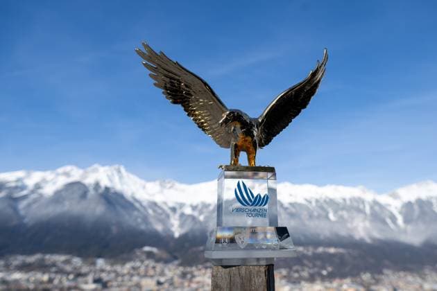 Pokal des Goldenen Adler für den Gesamtsieger vor Bergpanorama der Nordkette Karwendel, AUT, FIS Viessmann Skisprung Weltcup, Vierschanzentournee Bergiselspringen Innsbruck, Wettkampf Einzelspringen, Saison 2024 2025, 04.01.2025 AUT, FIS Viessmann Skisprung Weltcup, Vierschanzentournee Bergiselspringen Innsbruck, Wettkampf Einzelspringen, Saison 2024 2025, 04.01.2025 Innsbruck *** Golden Eagle trophy for the overall winner in front of the mountain panorama of the Nordkette Karwendel, AUT, FIS Viessmann Ski Jumping World Cup, Four Hills Tournament Bergiselspringen Innsbruck, individual ski jumping competition, 2024 2025 season, 04 01 2025 AUT, FIS Viessmann Ski Jumping World Cup, Four Hills Tournament Bergiselspringen Innsbruck, individual ski jumping competition, 2024 2025 season, 04 01 2025 Innsbruck Copyright: xEibner-Pressefoto Memmlerx EP_MMR