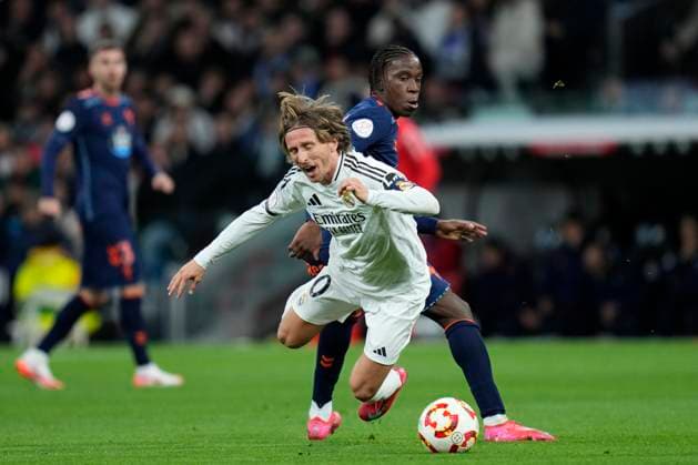 Sport Bilder des Tages Kings Cup Copa del Rey match between Real Madrid CF and RC Celta de Vigo Ilaix Moriba of RC Celta de Vigo and Luka Modric of Real Madrid CF during Kings Cup Copa del Rey match between Real Madrid CF and RC Celta de Vigo at Santiago Bernabeu Stadium in madrid in, Spain, on June 16th, 2025 MadridSpain  Copyright: xCebollax xALFAQUIx