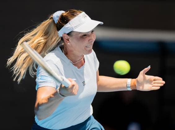 (250117) -- MELBOURNE, Jan. 17, 2025 -- Donna Vekic hits a return during the women s singles 3rd round match between Diana Shnaider of Russia and Donna Vekic of Croatia at Australian Open tennis tournament in Melbourne, Australia, Jan. 17, 2025. (Photo by Xinhua) (SP)AUSTRALIA-MELBOURNE-TENNIS-AUSTRALIAN OPEN-DAY 6 HuxJingchen 