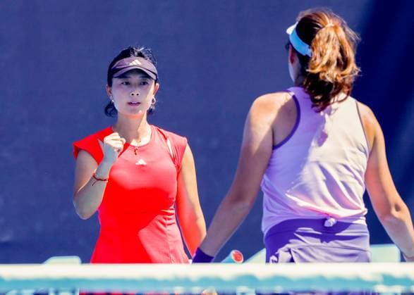 (250117) -- MELBOURNE, Jan. 17, 2025 -- Xu Yifan (L) Yang Zhaoxuan celebrate scoring during the women s doubles second round match between Xu Yifan Yang Zhaoxuan of China and Hsieh Su-Wei (Chinese Taipe) Jelena Ostapenko (Latvia) at Australian Open tennis tournament in Melbourne, Australia, Jan. 17, 2025. (Photo by Xinhua) (SP)AUSTRALIA-MELBOURNE-TENNIS-AUSTRALIAN OPEN-DAY 6 ChuxChen 