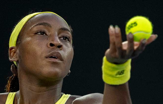 (250117) -- MELBOURNE, Jan. 17, 2025 -- Coco Gauff of the United States serves to Leylah Fernandez of Canada during the women s singles 3rd round match at Australian Open tennis tournament in Melbourne, Australia, Jan. 17, 2025. (Photo by Xinhua) (SP)AUSTRALIA-MELBOURNE-TENNIS-AUSTRALIAN OPEN-DAY 6 LuixSiuxWai 