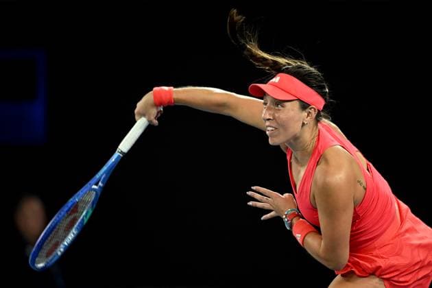 TENNIS AUSTRALIAN OPEN, Jessica Pegula of USA serves during her round three match against Olga Danilovic of Serbia during the 2025 Australian Open at Melbourne Park in Melbourne, Friday, January 17, 2025. ( NO ARCHIVING, EDITORIAL USE ONLY, NO USE IN BOOKS WITHOUT CONSENT MELBOURNE VICTORIA AUSTRALIA  Copyright: xJAMESxROSSx 20250117126951520770
