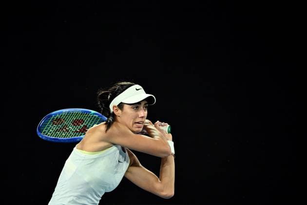 TENNIS AUSTRALIAN OPEN, Olga Danilovic of Serbia returns during her round three match against Jessica Pegula of USA during the 2025 Australian Open at Melbourne Park in Melbourne, Friday, January 17, 2025. ( NO ARCHIVING, EDITORIAL USE ONLY, NO USE IN BOOKS WITHOUT CONSENT MELBOURNE VICTORIA AUSTRALIA  Copyright: xJAMESxROSSx 20250117154345549078
