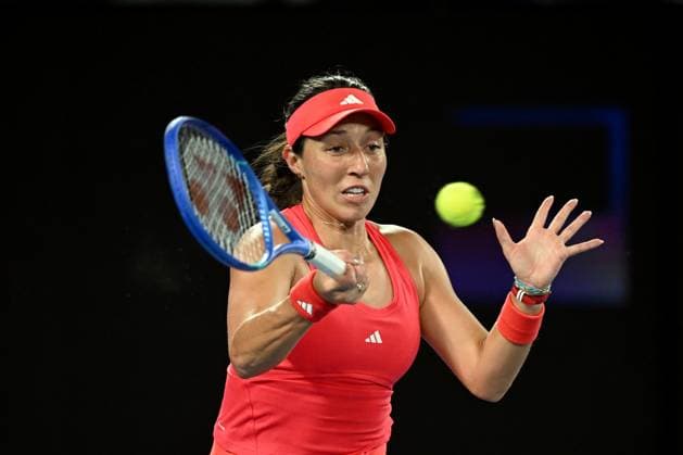 TENNIS AUSTRALIAN OPEN, Jessica Pegula of USA returns during her round three match against Olga Danilovic of Serbia during the 2025 Australian Open at Melbourne Park in Melbourne, Friday, January 17, 2025. ( NO ARCHIVING, EDITORIAL USE ONLY, NO USE IN BOOKS WITHOUT CONSENT MELBOURNE VICTORIA AUSTRALIA  Copyright: xJAMESxROSSx 20250117157504459442