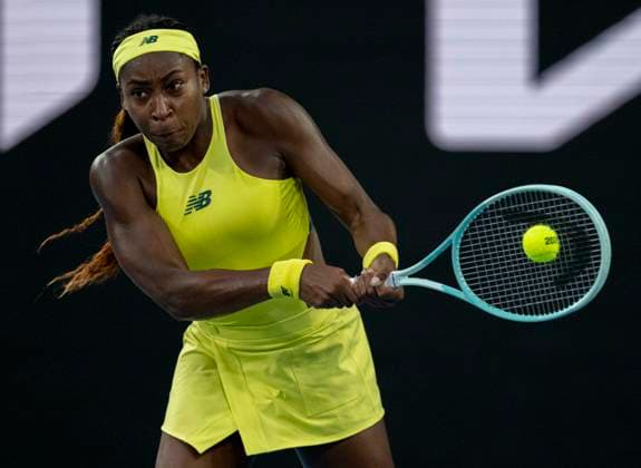 (250117) -- MELBOURNE, Jan. 17, 2025 -- Coco Gauff of the United States hits a return to Leylah Fernandez of Canada during the women s singles 3rd round match at Australian Open tennis tournament in Melbourne, Australia, Jan. 17, 2025. (Photo by Xinhua) (SP)AUSTRALIA-MELBOURNE-TENNIS-AUSTRALIAN OPEN-DAY 6 LuixSiuxWai 