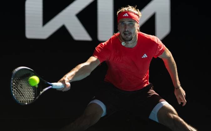 (250117) -- MELBOURNE, Jan. 17, 2025 -- Alexander Zverev of Germany hits a return to Jacob Fearnley of Britain during the men s singles 3rd round match at Australian Open tennis tournament in Melbourne, Australia, Jan. 17, 2025. (Photo by Xinhua) (SP)AUSTRALIA-MELBOURNE-TENNIS-AUSTRALIAN OPEN-DAY 6 HuxJingchen 