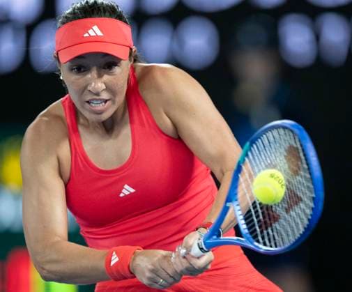 (250117) -- MELBOURNE, Jan. 17, 2025 -- Jessica Pegula hits a return during the women s singles 3rd round match between Olga Danilovic of Serbia and Jessica Pegula of the United States at Australian Open tennis tournament in Melbourne, Australia, Jan. 17, 2025. ) (SP)AUSTRALIA-MELBOURNE-TENNIS-AUSTRALIAN OPEN-DAY 6 LuixSiuxWai 