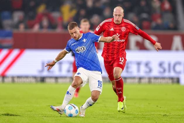 17.01.2025, Fußball, Fortuna Düsseldorf - SV Darmstadt 98, 2.. Fußball Bundesliga, 18. Spieltag, Merkur Spiel-Arena, Saison 2024 2025: Fabian Nürnberger (SV Darmstadt 15) im Zweikampf gegen Valgeir Lunddal Fridriksson (Fortuna Düsseldorf 12) DFB regulations prohibit any use of photographs as image sequences and or quasi-video. Nordrhein-Westfalen Deutschland