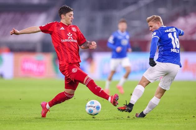 17.01.2025, Fußball, Fortuna Düsseldorf - SV Darmstadt 98, 2.. Fußball Bundesliga, 18. Spieltag, Merkur Spiel-Arena, Saison 2024 2025: Dawid Kownacki (Fortuna Düsseldorf 24) im Zweikampf gegen Andreas Müller (SV Darmstadt 16) DFB regulations prohibit any use of photographs as image sequences and or quasi-video. Nordrhein-Westfalen Deutschland