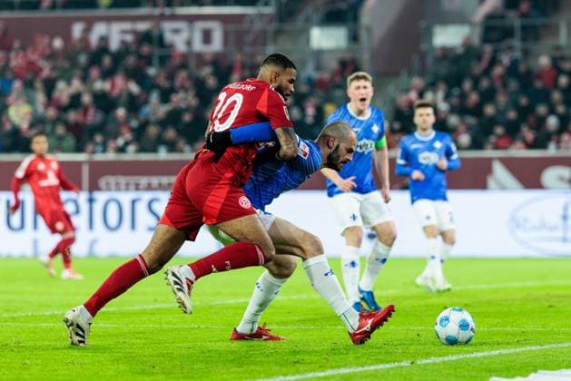 2. Fussball Bundesliga: Fortuna Düsseldorf 1895 - SV Darmstadt 98; 17.01.2025 Zweikampf Jamil Siebert (Fortuna Düsseldorf, 20), Aleksandar Vukotic (SV Darmstadt 98, 20) 2. Fussball Bundesliga: Fortuna Düsseldorf 1895 - SV Darmstadt 98, Düsseldorf, Merkur Spiel-Arena am 17.01.2025 DFL REGULATIONS PROHIBIT ANY USE OF PHOTOGRAPHS AS IMAGE SEQUENCES AND OR QUASI-VIDEO.