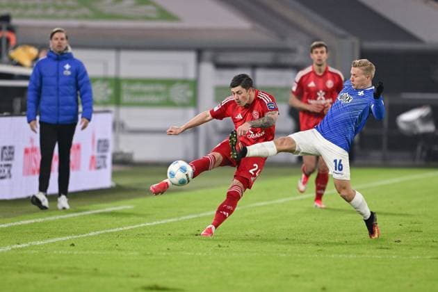 17.01.2025, Fussball, 2. Bundesliga, 18. Spieltag Saison 2024 2025, Fortuna Düsseldorf - SV Darmstadt, Dawid Kownacki (Fortuna Düsseldorf), Andreas Müller (SV Darmstadt) xRHR-FOTO TKx