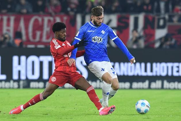 Fußball 2. Bundesliga 18. Spieltag Fortuna Düsseldorf - SV Darmstadt 98 am 17.01.2025 in der Merkur Spiel-Arena in Düsseldorf Moritz Broni Kwarteng ( Düsseldorf ), links - Kilian Julian Corredor ( Darmstadt ), rechts DFL regulations prohibit any use of photographs as image sequences and or quasi-video.