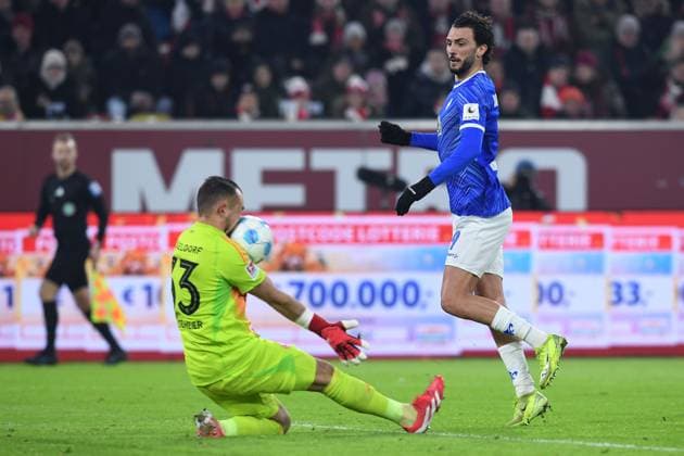 Sport Bilder des Tages Fußball 2. Bundesliga 18. Spieltag Fortuna Düsseldorf - SV Darmstadt 98 am 17.01.2025 in der Merkur Spiel-Arena in Düsseldorf Florian Kastenmeier ( Düsseldorf ), links - Fraser Hornby ( Darmstadt ), rechts DFL regulations prohibit any use of photographs as image sequences and or quasi-video.