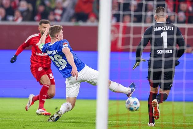 17.01.2025, Fußball, Fortuna Düsseldorf - SV Darmstadt 98, 2.. Fußball Bundesliga, 18. Spieltag, Merkur Spiel-Arena, Saison 2024 2025: Clemens Riedel (SV Darmstadt 38) verteidigt Nicolas Gavory (Fortuna Düsseldorf 34) DFB regulations prohibit any use of photographs as image sequences and or quasi-video. Nordrhein-Westfalen Deutschland