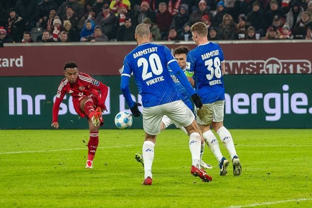 17.01.2025, Fussball: 2. Bundesliga, Saison 2024 2025, 18. Spieltag, Fortuna Duesseldorf vs. SV Darmstadt 98 in der Merkur-Spiel-Arena in Duesseldorf. Myron van Brederode (Fortuna Duesseldorf, 10) erzielt das Tor zum 1:0. Wichtiger Hinweis: Gemaess den Vorgaben der DFL Deutsche Fussball Liga bzw. des DFB Deutscher Fussball-Bund ist es untersagt, in dem Stadion und oder vom Spiel angefertigte Fotoaufnahmen in Form von Sequenzbildern und oder videoaehnlichen Fotostrecken zu verwerten bzw. verwerten zu lassen. Foto: Kirchner-Media TH