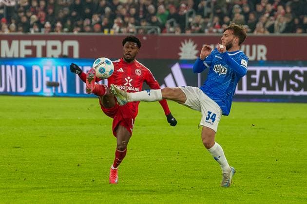 17.01.2025, Fussball: 2. Bundesliga, Saison 2024 2025, 18. Spieltag, Fortuna Duesseldorf vs. SV Darmstadt 98 in der Merkur-Spiel-Arena in Duesseldorf. Zweikampf zwischen Moritz Broni Kwarteng (Fortuna Duesseldorf, 11) und Kilian Julian Corredor (SV Darmstadt 98, 34). Wichtiger Hinweis: Gemaess den Vorgaben der DFL Deutsche Fussball Liga bzw. des DFB Deutscher Fussball-Bund ist es untersagt, in dem Stadion und oder vom Spiel angefertigte Fotoaufnahmen in Form von Sequenzbildern und oder videoaehnlichen Fotostrecken zu verwerten bzw. verwerten zu lassen. Foto: Kirchner-Media TH