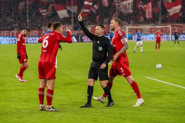 Gelbe Karte fuer Giovanni Haag (Fortuna Duesseldorf, 06) der damit nicht einverstanden ist, Andre Hoffmann (Fortuna Duesseldorf, 03), GER Fortuna Duesseldorf vs. SV Darmstadt 98, Fussball, 2. Bundesliga, Spieltag 18, Saison 2024 2025, 17.01.2025 DFB DFL REGULATIONS PROHIBIT ANY USE OF PHOTOGRAPHS AS IMAGE SEQUENCES AND OR QUASI-VIDEO, GER Fortuna Duesseldorf vs. SV Darmstadt 98, Fussball, 2. Bundesliga, Spieltag 18, Saison 2024 2025, 17.01.2025 Duesseldorf