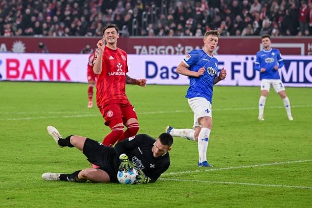 17.01.2025, Fussball, 2. Bundesliga, 18. Spieltag Saison 2024 2025, Fortuna Düsseldorf - SV Darmstadt, Dawid Kownacki (Fortuna Düsseldorf), Torwart Marcel Schuhen (SV Darmstadt) xRHR-FOTO TKx