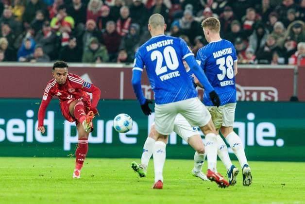 2. Fussball Bundesliga: Fortuna Düsseldorf 1895 - SV Darmstadt 98; 17.01.2025 Myron van Brederode (Fortuna Düsseldorf, 10) schießt das 1:0 2. Fussball Bundesliga: Fortuna Düsseldorf 1895 - SV Darmstadt 98, Düsseldorf, Merkur Spiel-Arena am 17.01.2025 DFL REGULATIONS PROHIBIT ANY USE OF PHOTOGRAPHS AS IMAGE SEQUENCES AND OR QUASI-VIDEO.