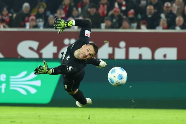 GER, 2. FBL. Fortuna Duesseldorf vs. SV Darmstadt 98 17.01.2025, Merkur Spiel-Arena, Duesseldorf, GER, 2. FBL. Fortuna Duesseldorf vs. SV Darmstadt 98, im Bild: 1:0 Duesseldorf Marcel Schuhen Torwart (Darmstadt 98 1), kommt nicht mehr an den Ball