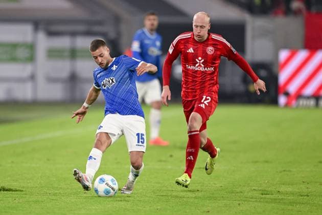 17.01.2025, Fussball, 2. Bundesliga, 18. Spieltag Saison 2024 2025, Fortuna Düsseldorf - SV Darmstadt, Fabian Nürnberger (SV Darmstadt), Valgeir Lunddal Fridriksson (Fortuna Düsseldorf) xRHR-FOTO TKx