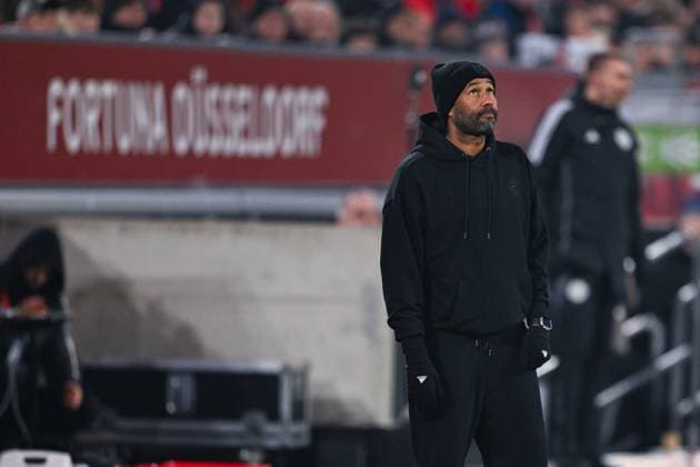 17.01.2025, Fussball, 2. Bundesliga, 18. Spieltag Saison 2024 2025, Fortuna Düsseldorf - SV Darmstadt, Trainer Daniel Thioune (Fortuna Düsseldorf) schaut nach oben. xRHR-FOTO TKx