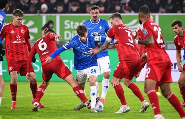 Fussball, 2. Bundesliga, Deutschland, Herren, Saison 2024 2025, 18. Spieltag, Merkur-Spiel-Arena Düsseldorf, Fortuna Düsseldorf - SV Darmstadt; Giovanni Haag (F95), Killian Corredor (SVD), Andre Hoffmann (F95). Aktion