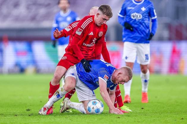 17.01.2025, Fußball, Fortuna Düsseldorf - SV Darmstadt 98, 2.. Fußball Bundesliga, 18. Spieltag, Merkur Spiel-Arena, Saison 2024 2025: Isak Johannesson (Fortuna Düsseldorf 8) im Zweikampf gegen Kai Klefisch (SV Darmstadt 17) DFB regulations prohibit any use of photographs as image sequences and or quasi-video. Nordrhein-Westfalen Deutschland