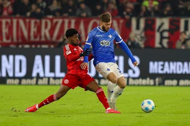 Düsseldorf, Deutschland, 17.01.25: Moritz Broni Kwarteng (Fortuna Düsseldorf) und Kilian Julian Corredor (SV Darmstadt 98) im Kampf um den Ball waehrend des Spiels der 2. Bundesliga zwischen Fortuna Düsseldorf vs SV Darmstadt 98 in der Merkur-Spiel-Arena Düsseldorf Merkur-Spiel-Arena North Rhine-Westphalia Germany
