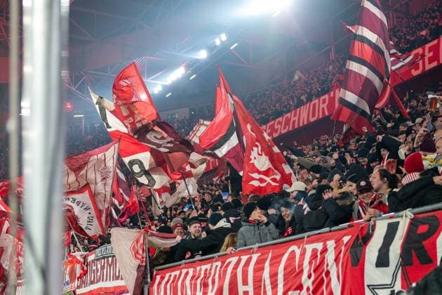 17.01.2025, Fussball: 2. Bundesliga, Saison 2024 2025, 18. Spieltag, Fortuna Duesseldorf vs. SV Darmstadt 98 in der Merkur-Spiel-Arena in Duesseldorf. Die Duesseldorfer Fans bejubeln das Tor zum 1:0. Wichtiger Hinweis: Gemaess den Vorgaben der DFL Deutsche Fussball Liga bzw. des DFB Deutscher Fussball-Bund ist es untersagt, in dem Stadion und oder vom Spiel angefertigte Fotoaufnahmen in Form von Sequenzbildern und oder videoaehnlichen Fotostrecken zu verwerten bzw. verwerten zu lassen. Foto: Kirchner-Media TH