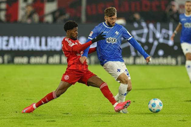 Düsseldorf, Deutschland, 17.01.25: Felix Klaus (Fortuna Düsseldorf) und Killian Corredor (SV Darmstadt 98) im Kampf um den Ball waehrend des 2. Bundesliga Spiels zwischen Fortuna Düsseldorf vs SV Darmstadt 98 in der Merkur Spiel Arena am 17. January 2025 in Düsseldorf, Deutschland. Düsseldorf Merkur Spiel Arena North Rhine-Westphalia Germany