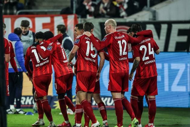 Fussball, 2.Bundesliga Saison 2024 2025 18.Spieltag Fortuna Düsseldorf - SV Darmstadt 98 17.01.2025, MERKUR SPIEL-ARENA Torjubel Fortuna Düsseldorf nach dem Tor zum 1-0 durch Myron van Brederode (Fortuna Düsseldorf, 10) die Spieler freuen sich Düsseldorf MERKUR SPIEL-ARENA Nordrhein-Westfahlen Deutschland