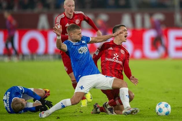 17.01.2025, Fussball: 2. Bundesliga, Saison 2024 2025, 18. Spieltag, Fortuna Duesseldorf vs. SV Darmstadt 98 in der Merkur-Spiel-Arena in Duesseldorf. Zweikampf zwischen Fabian Nuernberger (SV Darmstadt 98, 15) und Giovanni Haag (Fortuna Duesseldorf, 06). Wichtiger Hinweis: Gemaess den Vorgaben der DFL Deutsche Fussball Liga bzw. des DFB Deutscher Fussball-Bund ist es untersagt, in dem Stadion und oder vom Spiel angefertigte Fotoaufnahmen in Form von Sequenzbildern und oder videoaehnlichen Fotostrecken zu verwerten bzw. verwerten zu lassen. Foto: Kirchner-Media TH