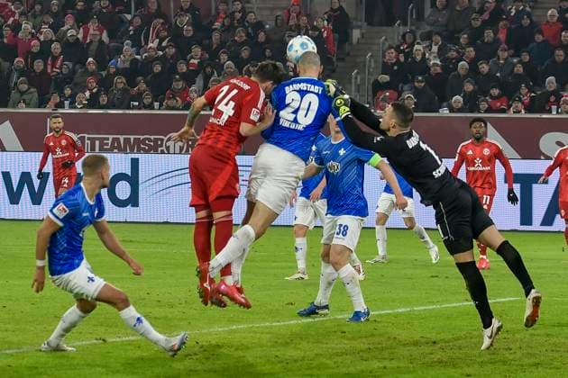 Aleksandar Vukotic (Darmstadt 20) vereitelt Torchance von Dawid Kownacki (Duesseldorf 24) Marcel Schuhen (Darmstadt 1) (li.) 17.01.2025 Fussball Fortuna Duesseldorf vs SV Darmstadt 98, Merkur Spiel-Arena, Duesseldorf, DFB DFL REGULATIONS PROHIBIT ANY USE OF PHOTOGRAPHS AS IMAGE SEQUENCES AND OR QUASI-VIDEO NRW Germany