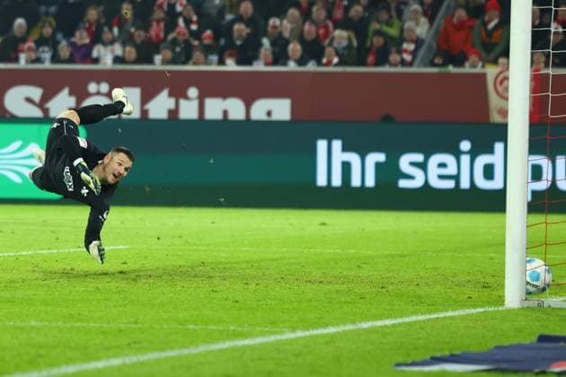 GER, 2. FBL. Fortuna Duesseldorf vs. SV Darmstadt 98 17.01.2025, Merkur Spiel-Arena, Duesseldorf, GER, 2. FBL. Fortuna Duesseldorf vs. SV Darmstadt 98, im Bild: 1:0 Duesseldorf Marcel Schuhen Torwart (Darmstadt 98 1), kommt nicht mehr an den Ball