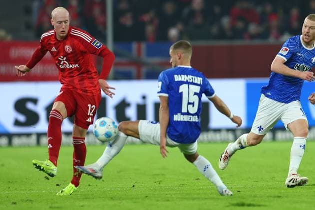 GER, 2. FBL. Fortuna Duesseldorf vs. SV Darmstadt 98 17.01.2025, Merkur Spiel-Arena, Duesseldorf, GER, 2. FBL. Fortuna Duesseldorf vs. SV Darmstadt 98, im Bild: Valgeir Lunddal FriÃ°riksson (Fortuna Duesseldorf 12), im Zweikampf gegen Fabian Nürnberger Nuernberger (Darmstadt 98 15),