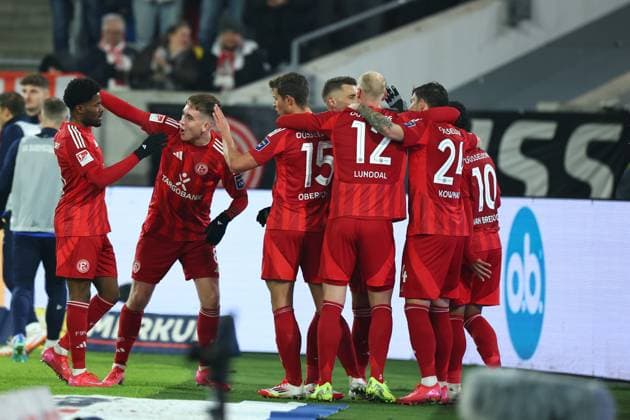 GER, 2. FBL. Fortuna Duesseldorf vs. SV Darmstadt 98 17.01.2025, Merkur Spiel-Arena, Duesseldorf, GER, 2. FBL. Fortuna Duesseldorf vs. SV Darmstadt 98, im Bild: 1:0 Duesseldorf durch Myron van Brederode (Duesseldorf 10), Torjubel Jubel Jubellauf, vor den Fans mit Isak Johannesson (Fortuna Duesseldorf 8), Valgeir Lunddal Friðriksson (Fortuna Duesseldorf 12), Tim Rossmann (Fortuna Duesseldorf 21), Tim Oberdorf (Fortuna Duesseldorf 15),