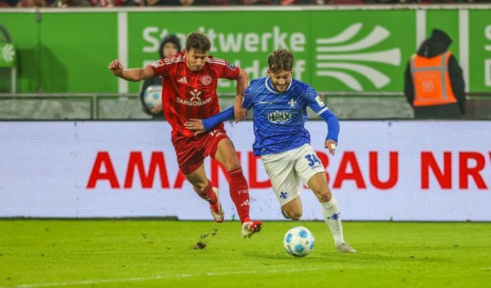 GER, Düsseldorf, Fortuna Düsseldorf vs SV Darmstadt 98, 2. Bundesliga, Fussball, DFB, Spielzeit 2024 2025, Merkur Spiel-Arena, 18. Spieltag, im Bild v.l.: Tim Oberdorf (Fortuna Düsseldorf 15), Kilian Corredor (SV Darmstadt 98 34) DFB DFL REGULATIONS PROHIBIT ANY USE OF PHOTOGRAPHS AS IMAGE SEQUENCES AND OR QUASI-VIDEO, 15.12.2024,