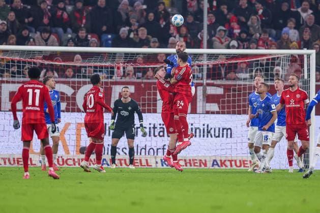 17.01.2025, Fußball, Fortuna Düsseldorf - SV Darmstadt 98, 2.. Fußball Bundesliga, 18. Spieltag, Merkur Spiel-Arena, Saison 2024 2025: Isak Johannesson (Fortuna Düsseldorf 8) und Dawid Kownacki (Fortuna Düsseldorf 24) im Zweikampf gegen Aleksandar Vukotic (SV Darmstadt 20) DFB regulations prohibit any use of photographs as image sequences and or quasi-video. Nordrhein-Westfalen Deutschland