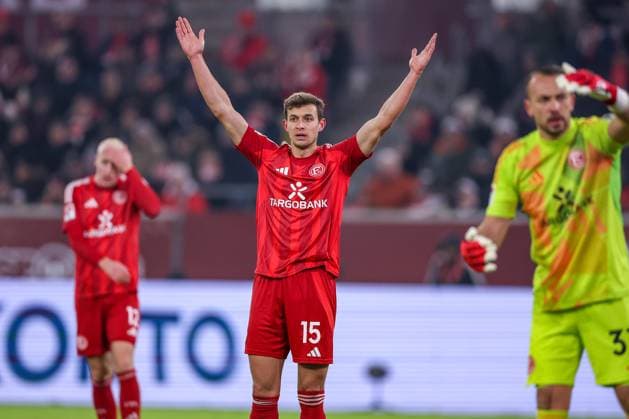 17.01.2025, Fußball, Fortuna Düsseldorf - SV Darmstadt 98, 2.. Fußball Bundesliga, 18. Spieltag, Merkur Spiel-Arena, Saison 2024 2025: Tim Oberdorf (Fortuna Düsseldorf 15) gestikulierend DFB regulations prohibit any use of photographs as image sequences and or quasi-video. Nordrhein-Westfalen Deutschland